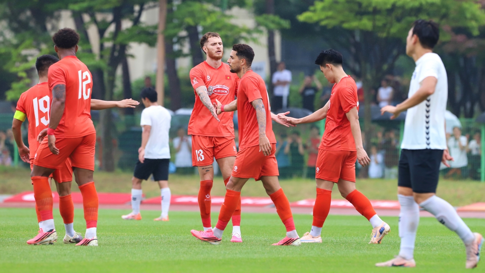Hoàng Hên lập cú đúp, ĐT Việt Nam thắng đậm 6-0 trên đất Hàn Quốc